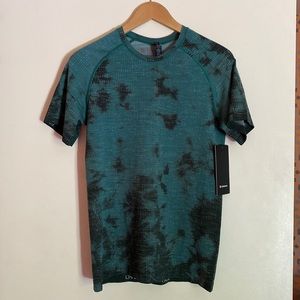 NWT Lululemon Men’s Metal Vent Tech T 2.0 Size XS Green and Black Tie Dye Shirt